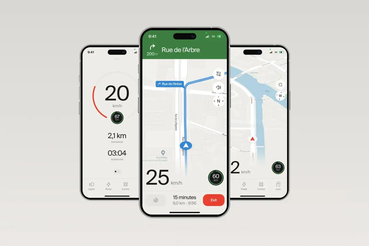 Trois téléphones affichant une application trajet trottinette avec carte, vitesse et distance.