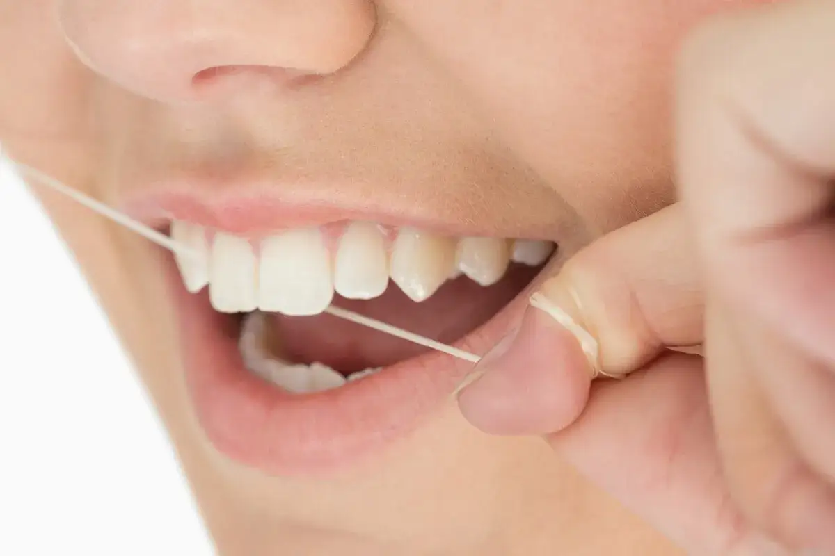 r&oacute;żne szczoteczki do zęb&oacute;w i nić dentystyczna