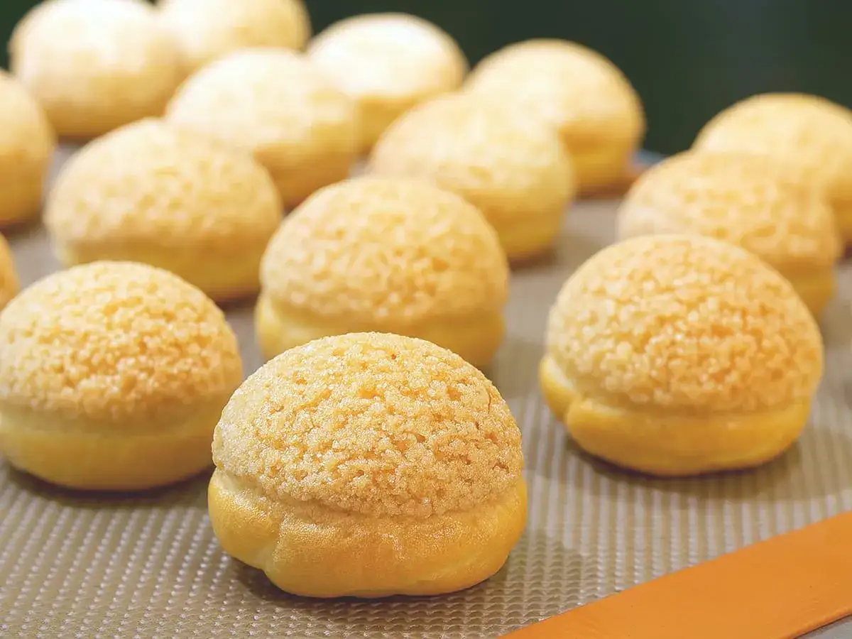 Une rang&eacute;e de craquelins choux dor&eacute;s et croustillants, pr&ecirc;ts &agrave; &ecirc;tre d&eacute;gust&eacute;s.