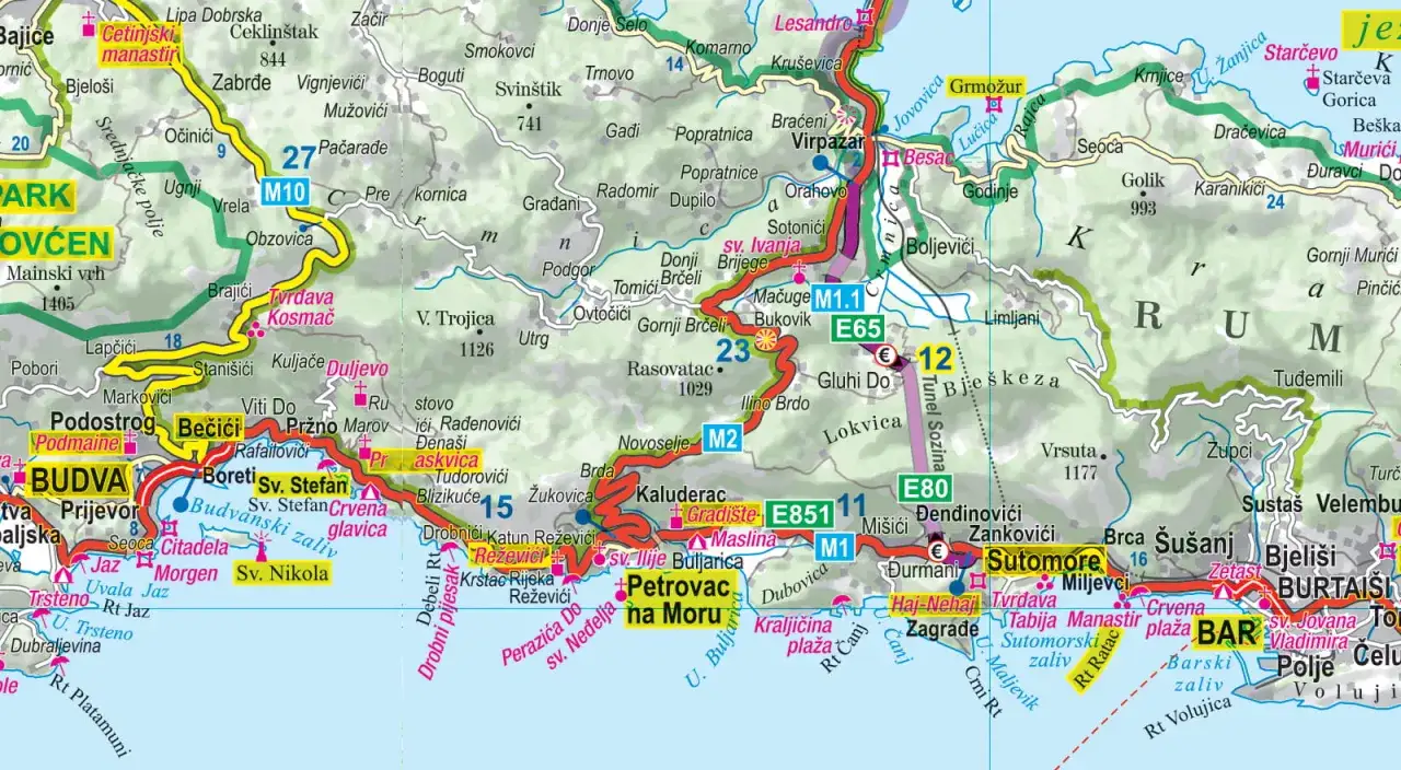 Mapa pokazuje wybrzeże Czarnogóry, z zaznaczonymi miastami jak Budva, Petrovac na Moru, Sutomore. Widać też drogi, w tym **mne skrót państwa** E80.