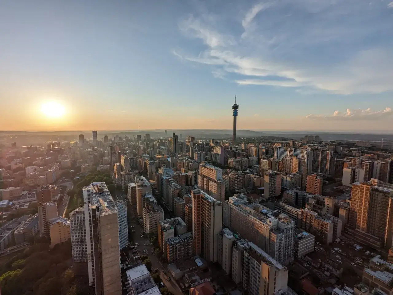 Zachód słońca nad Johannesburgiem, z wieżą Hillbrow w oddali. Czy Johannesburg jest bezpieczny? Miasto tętni życiem, ale wymaga ostrożności.