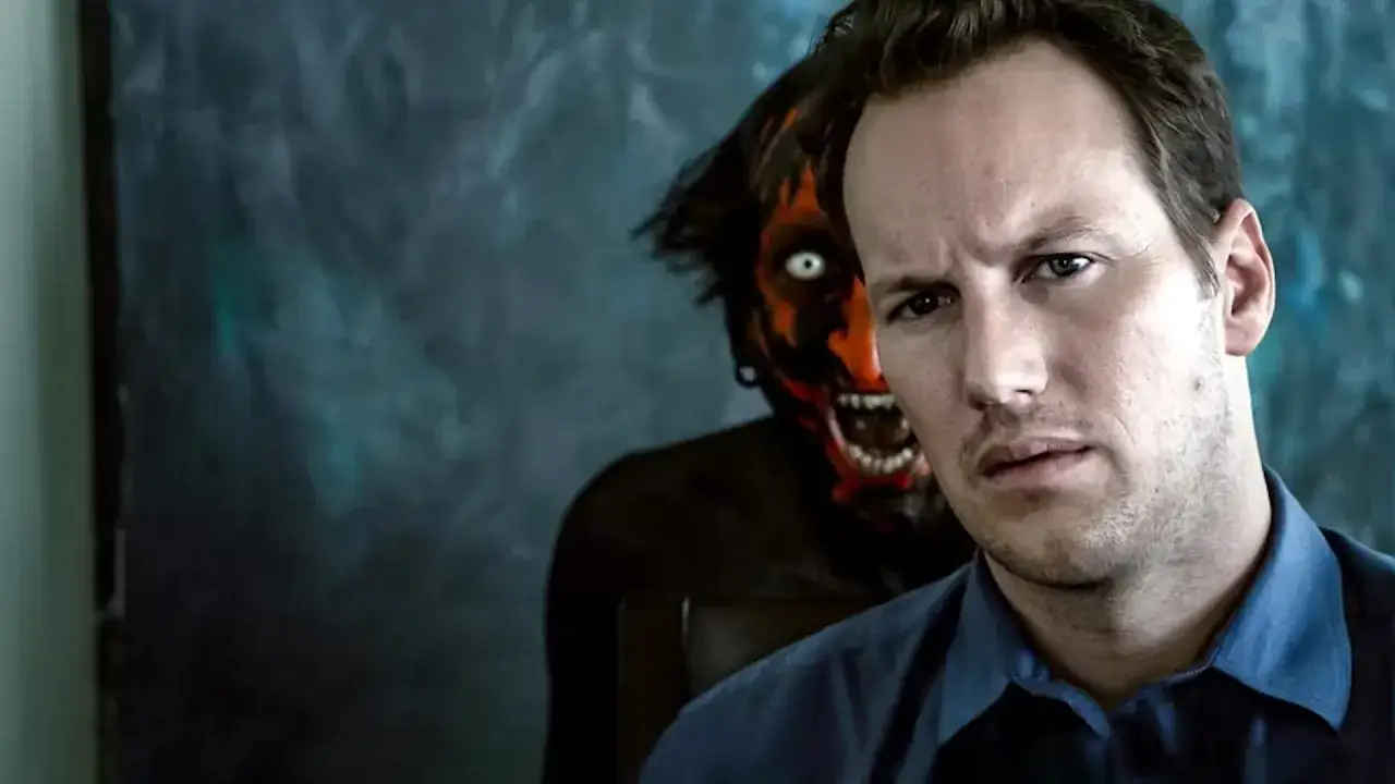 Patrick Wilson w filmach grozy, z przerażającym demonem za plecami.