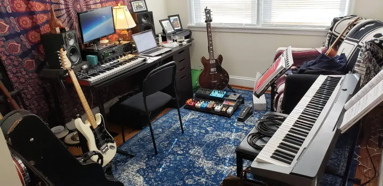 Studio d'enregistrement amateur avec guitares, claviers, p&eacute;dales d'effets. Id&eacute;al pour cr&eacute;er un studio d'enregistrement professionnel prix abordable.