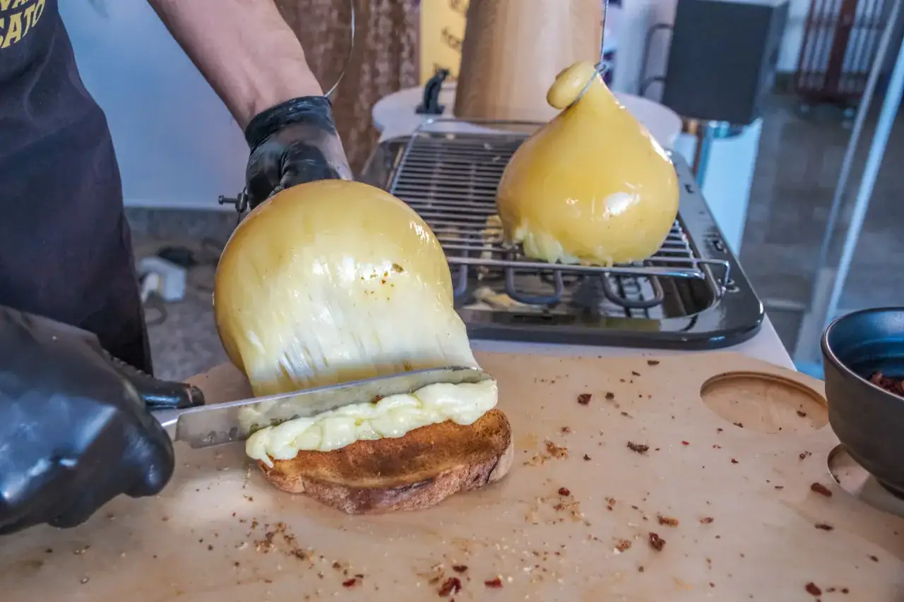 Formaggio filante su pane tostato, un'idea golosa su cosa mangiare a Lecce.