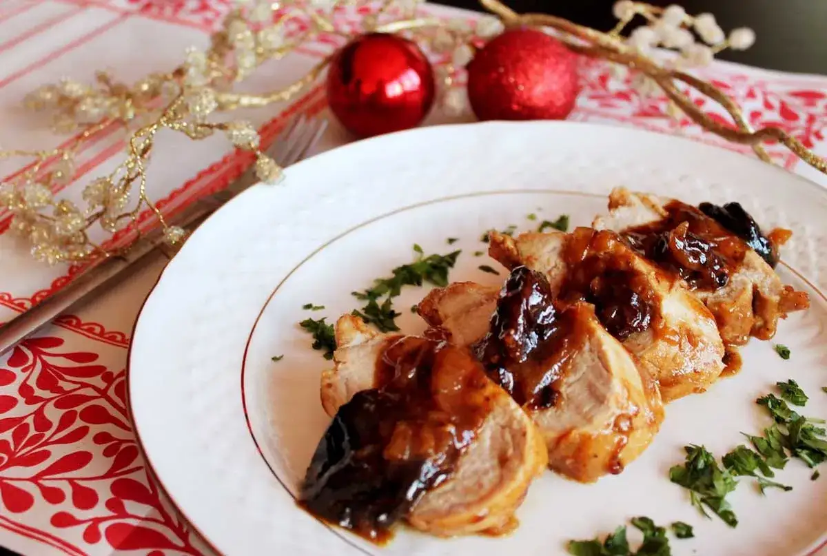 Delicioso solomillo al Pedro Xim&eacute;nez, jugoso y tierno, ba&ntilde;ado en una rica salsa oscura. Decorado con perejil fresco y adornos navide&ntilde;os al fondo.