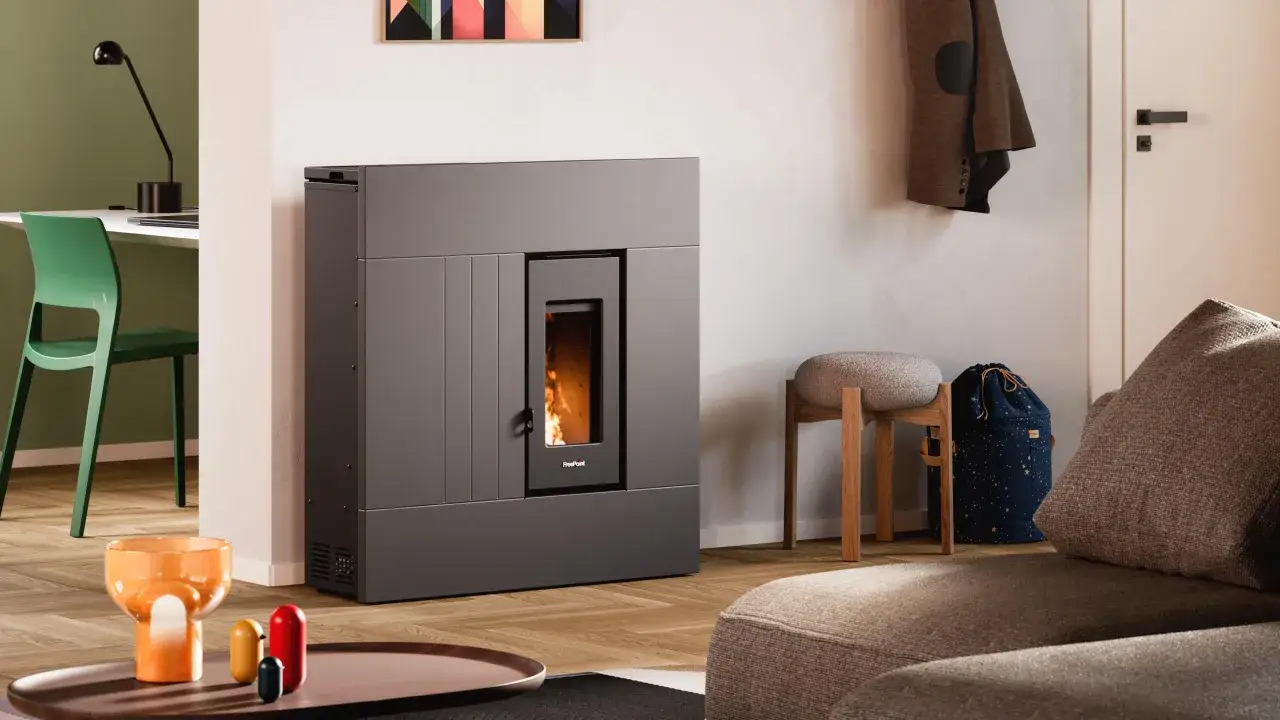 Stufa a pellet moderna con fiamme visibili. Se compare l'allarme 7 sicurezza termica stufa a pellet cosa fare, consulta il manuale.