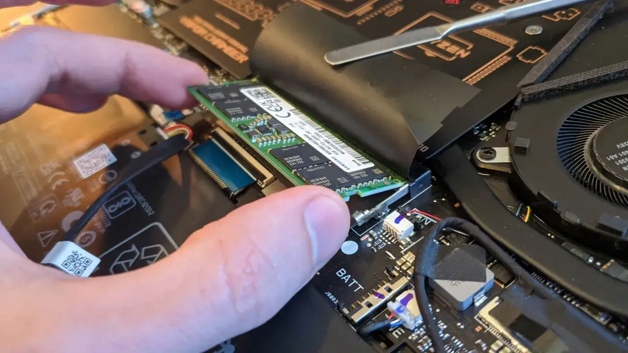 Maintenant, je vais ajouter de la RAM à mon PC portable. La nouvelle barrette est prête à être insérée.