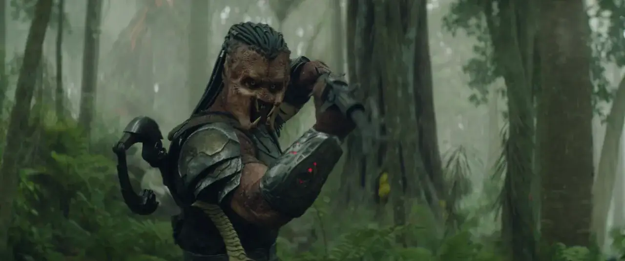 Nowy predator w zbroi, z ostrzami na przedramionach, czai się w gęstej, mglistej dżungli.