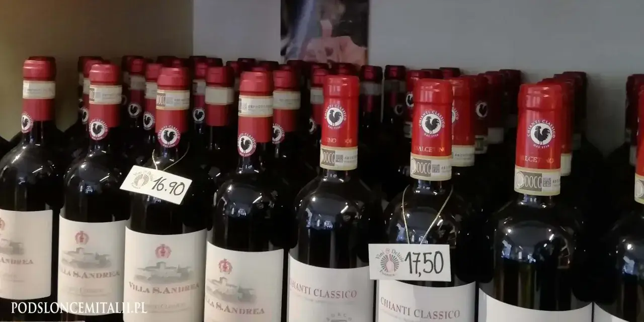 Wiele butelek wina z kogutem na etykiecie, w tym Chianti Classico. Cena 16.90 i 17.50.
