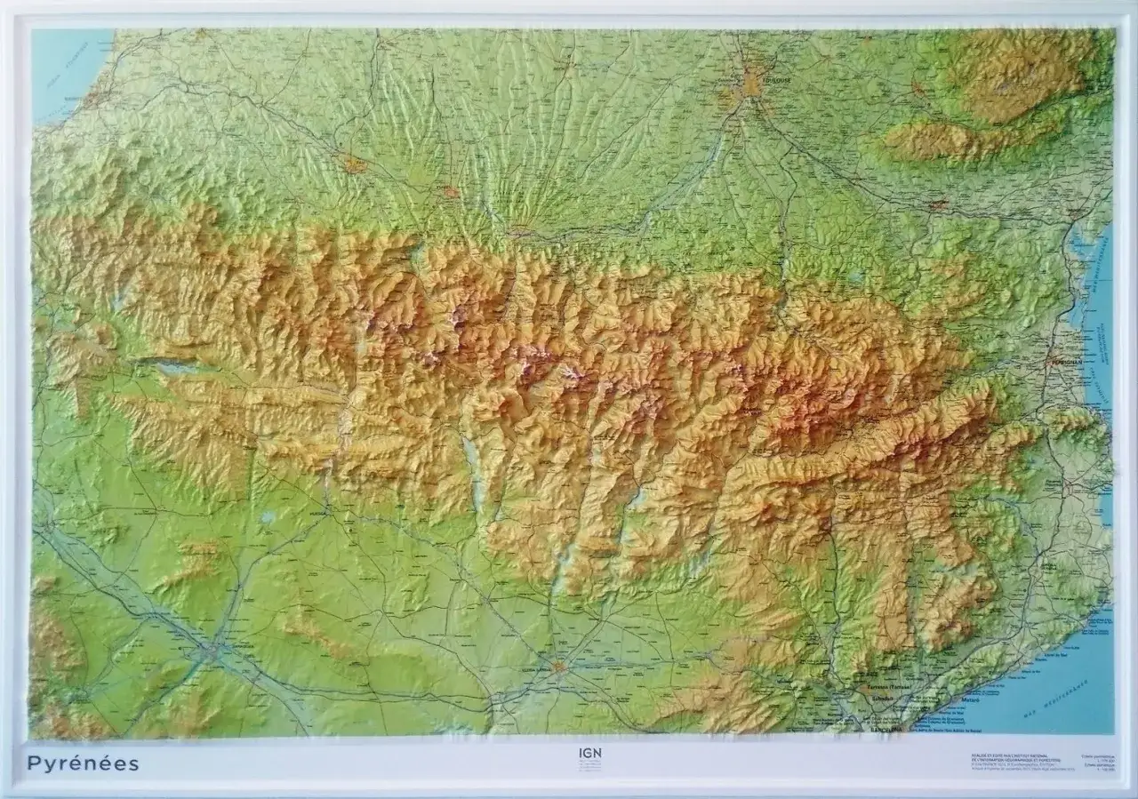 Carte en relief des Pyrénées montrant la cime altitude et les reliefs verdoyants.
