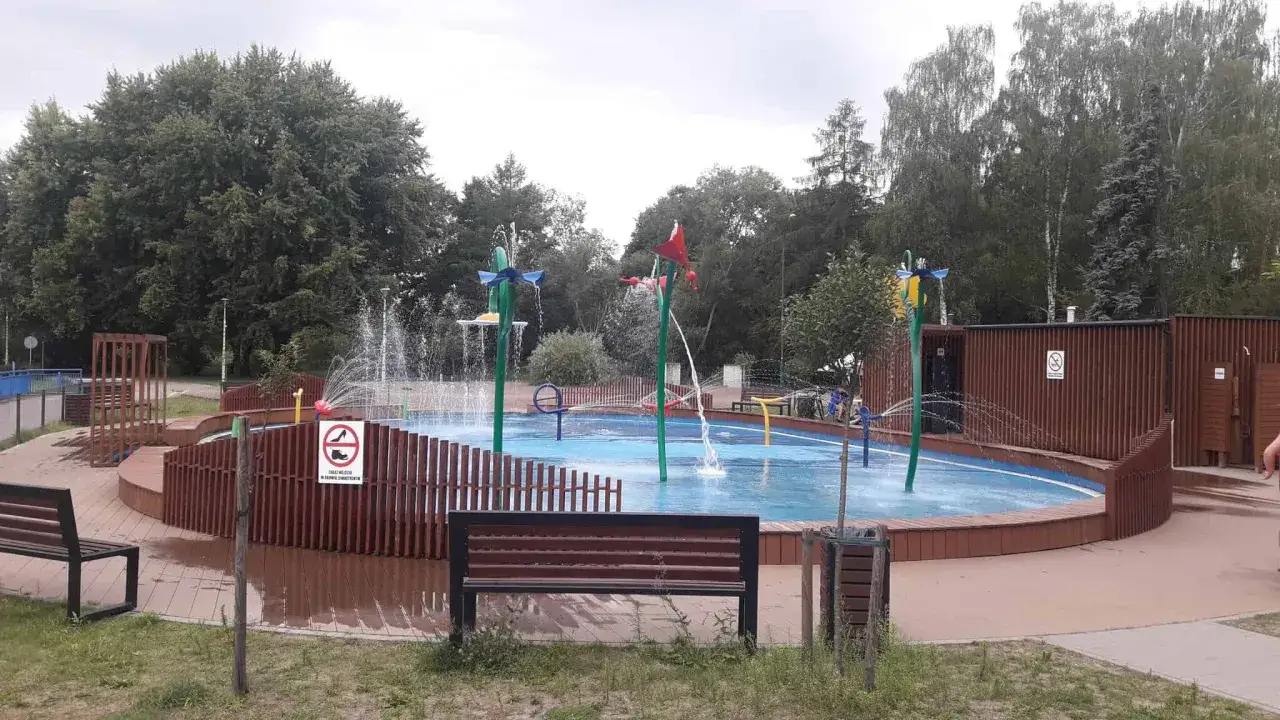 Nowoczesny plac wodny w Pabianicach &ndash; świetne atrakcje dla dzieci, z fontannami i kolorowymi zabawkami.