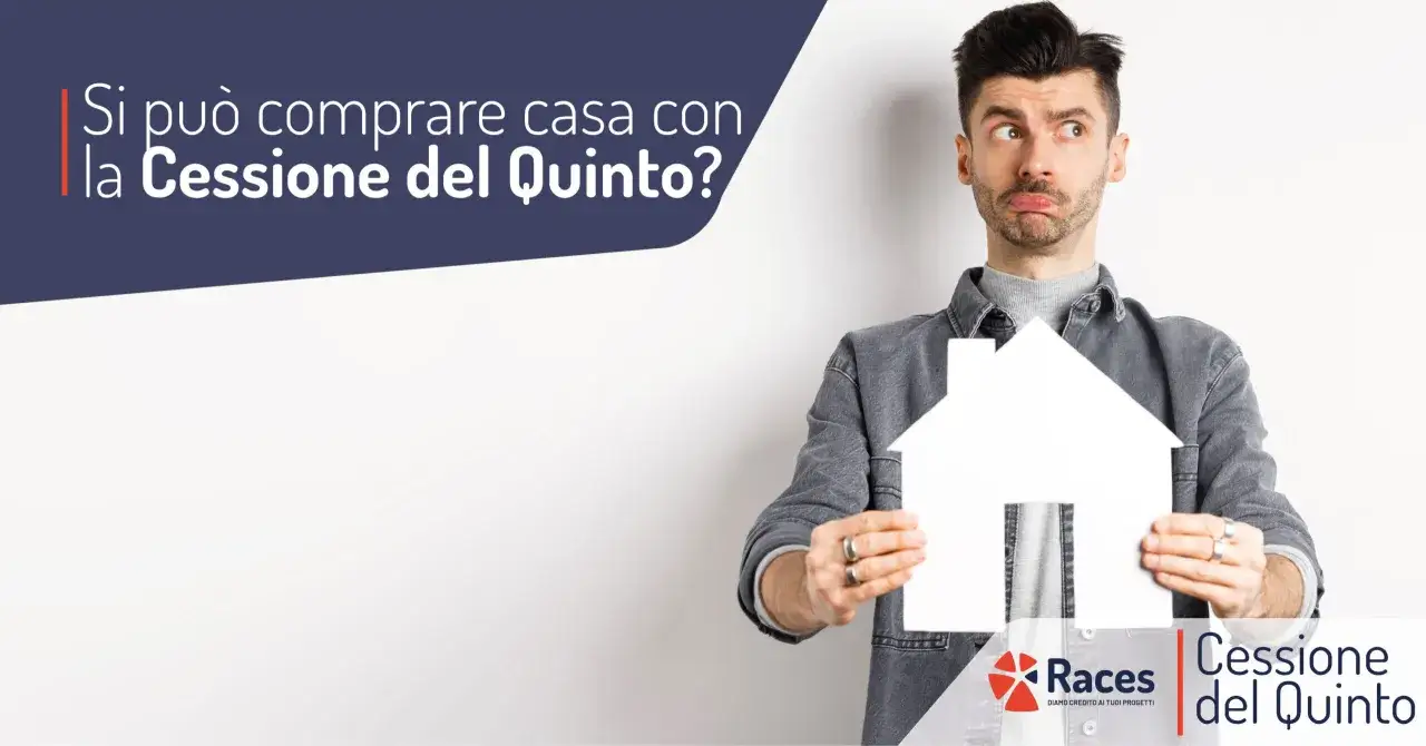 Uomo pensieroso con una casa di carta in mano, si chiede se sia possibile comprare casa con la Cessione del Quinto.