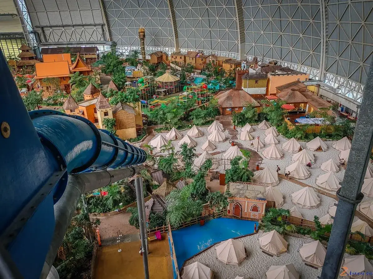 Wielki tropikalny park wodny z namiotami i zjeżdżalnią. Idealne miejsce na wakacje, jakbyś kupił bilety na tropikalne wyspy.