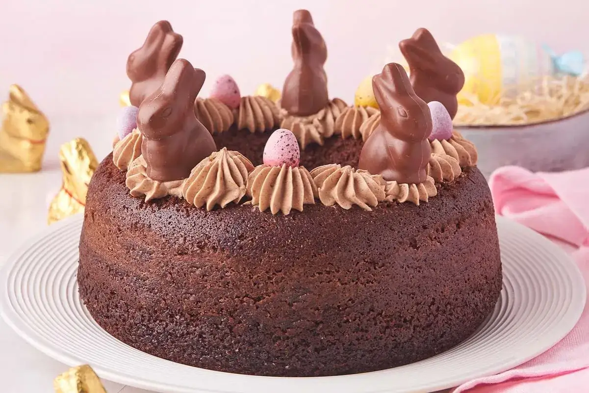 Pastel de chocolate decorado con conejitos de chocolate y huevos de pascua, &iexcl;ideas perfectas para un pastel de Pascua!