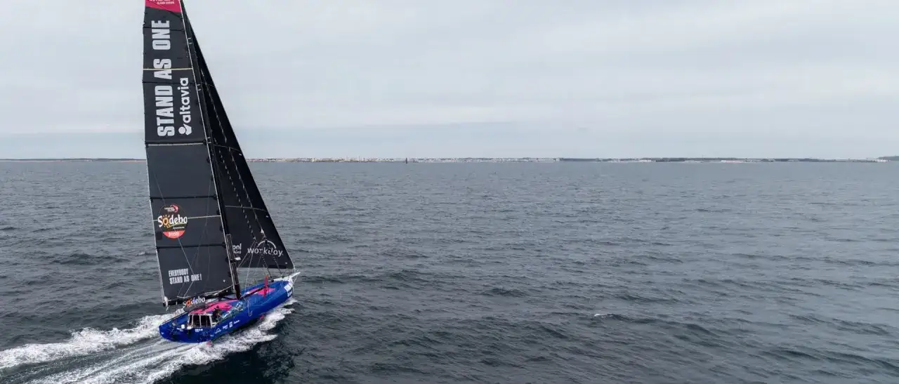 Le voilier bleu et noir 