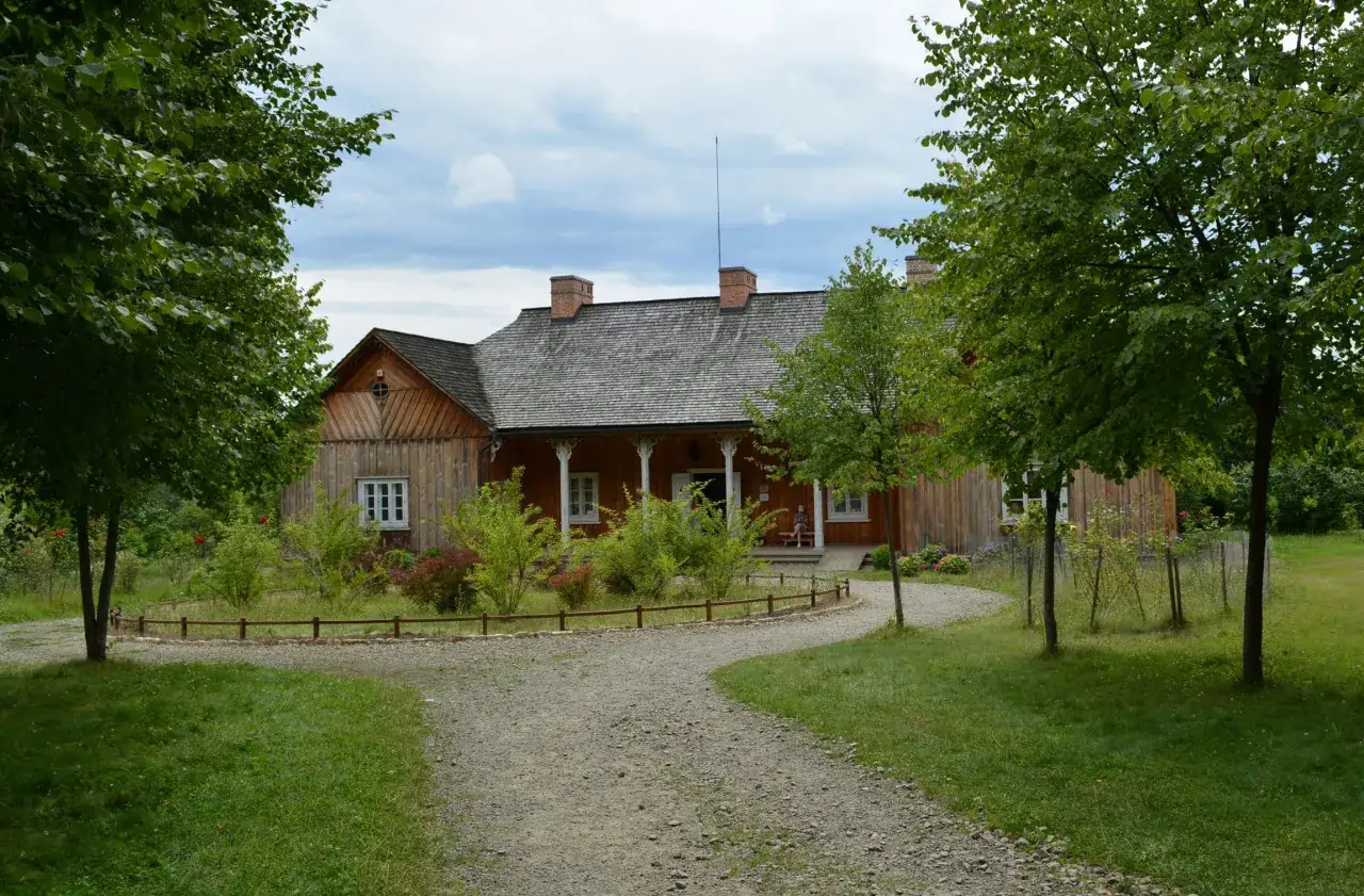 Dworek Sanocki architektura z zewnątrz