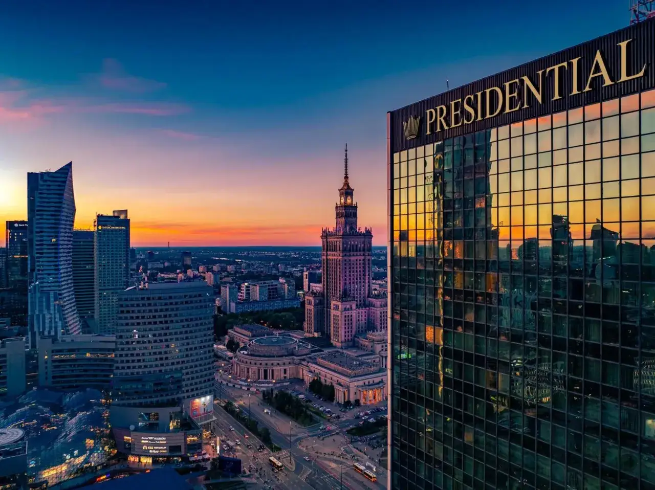 Mapa Warszawy z zaznaczonymi dzielnicami i średnimi cenami noclegów