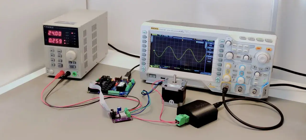 Laboraufbau mit Netzteil, Steuerplatine, Schrittmotor und Oszilloskop zur power measurement.