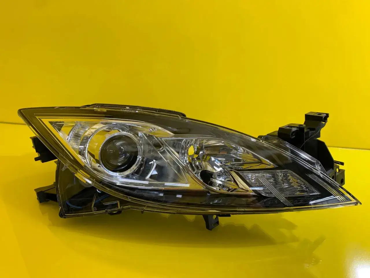 Reflektor do Mazda 6 GH, z soczewką i nowoczesnym designem, gotowy do montażu.