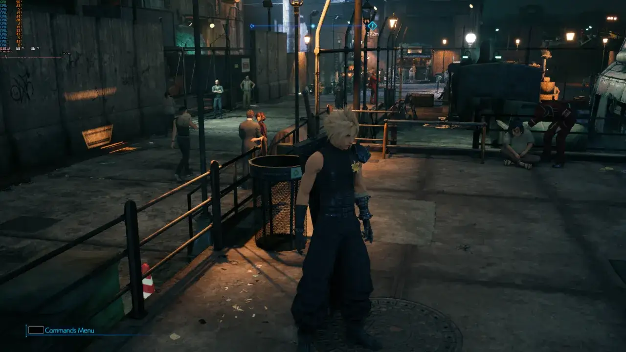 Cloud z Final Fantasy VII Remake PC stoi na ulicy. W tle widać innych mieszkańców miasta i budynki.