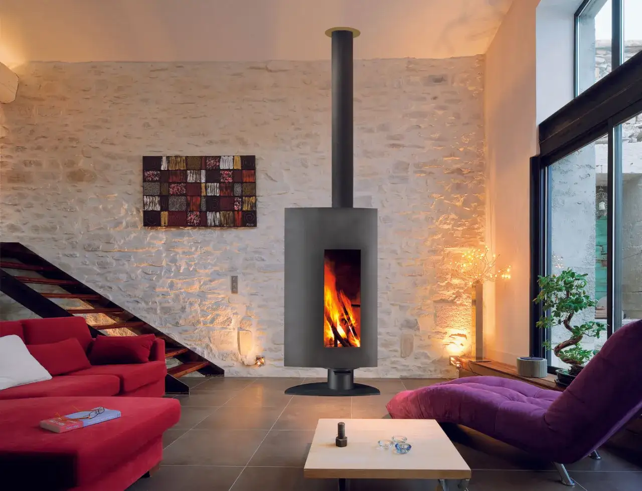 Estufa moderna de le&ntilde;a, con un dise&ntilde;o elegante que se integra perfectamente en la sala de estar. Las estufas esquineras son ideales para optimizar el espacio.