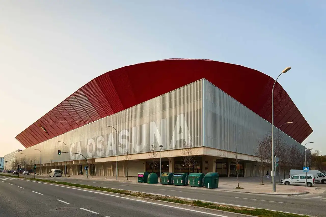 Nowoczesny stadion El Sadar, dom jednego z klubów La Liga, z charakterystycznym czerwonym dachem.