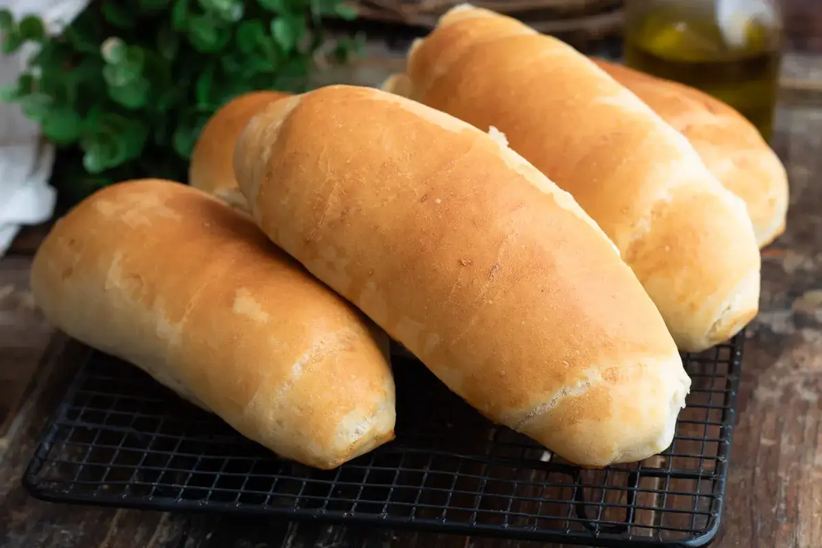Panini all'olio dorati e fragranti, pronti per essere farciti. Un profumo invitante che ricorda la tradizione.
