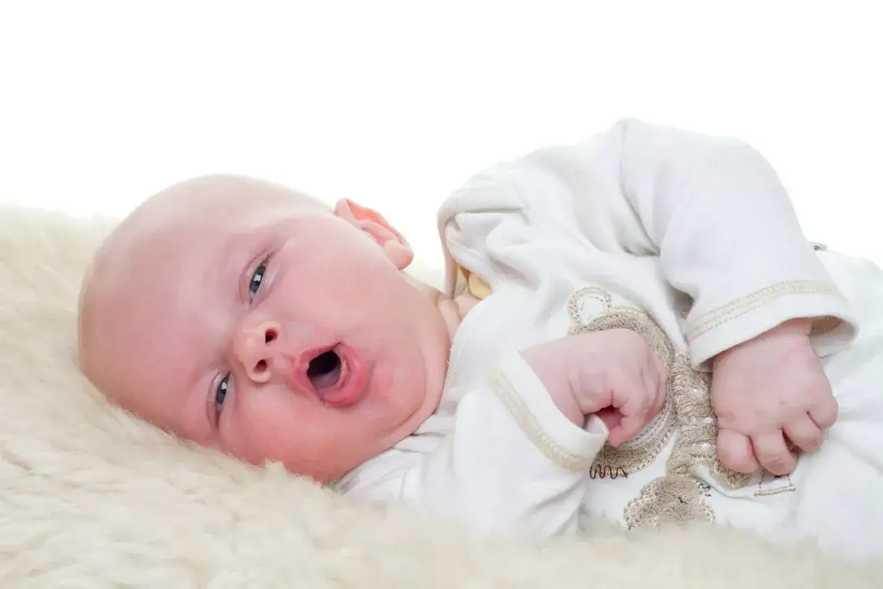 Kleines Baby mit offenem Mund, als ob es husten muss. Was tun, wenn das Baby hustet?