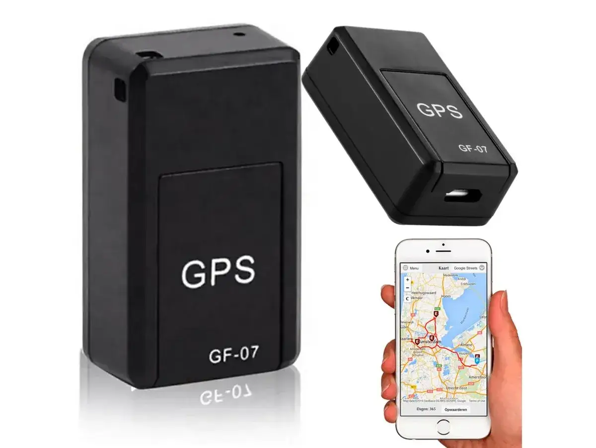 Mały lokalizator GPS GF-07, idealny do śledzenia samochodu. Na ekranie telefonu widoczna mapa z trasą.