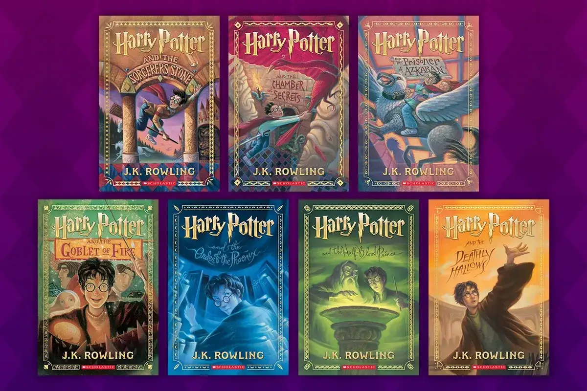 Le copertine dei libri della saga di Harry Potter, dalla Pietra Filosofale ai Doni della Morte, in un'esposizione magica.