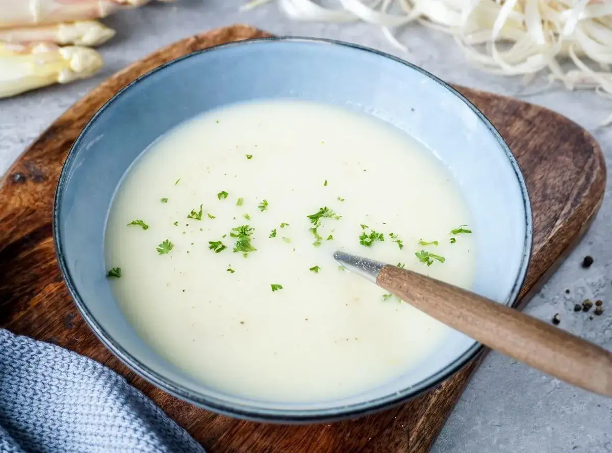 Cremige Spargelsuppe, ein köstliches Rezept aus Spargelschalen, garniert mit Petersilie.