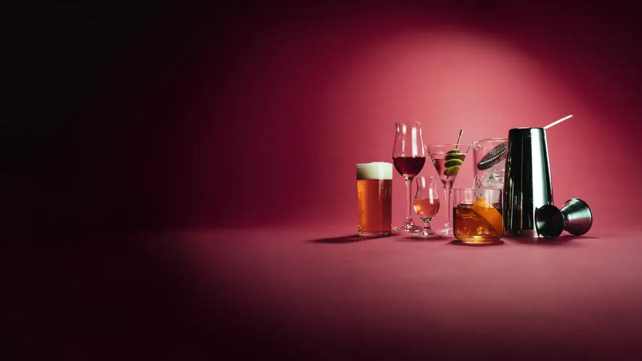 En samling drinkar, inklusive öl, vin, martini och whisky, redo för en p2 drink.