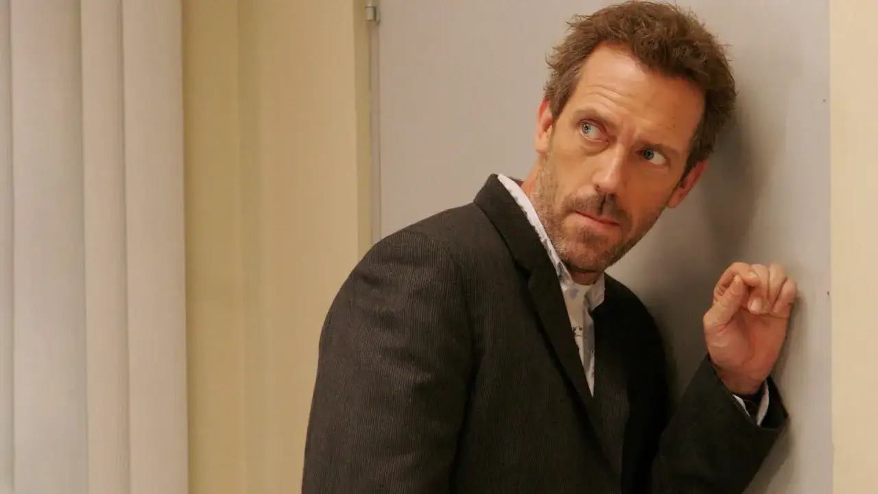 Dr. House, z charakterystycznym spojrzeniem, zastanawia się nad kolejnym przypadkiem. Ile sezonów tej intrygującej historii?