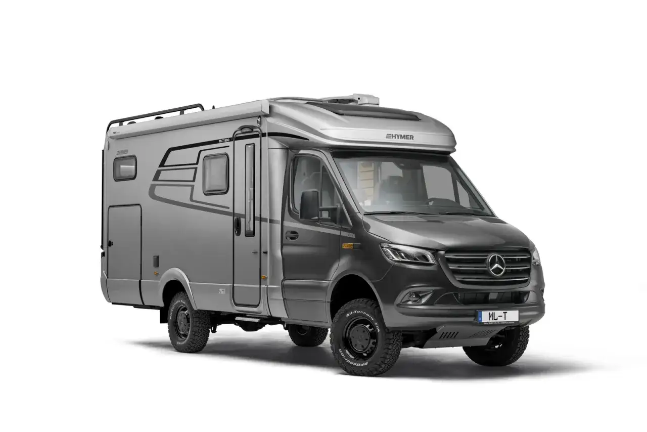 Szary kamper Hymer ML-T 580 na podwoziu Mercedes 4x4, gotowy na przygody w terenie.