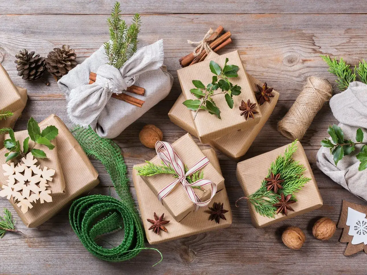 Nat&uuml;rliche Geschenkverpackung-Ideen: Geschenke in Kraftpapier, Stoff, mit Tannenzweigen, Zimt und Sternanis.