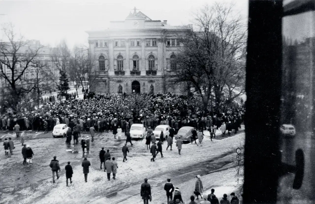Pokojowy protest vs rewolucja