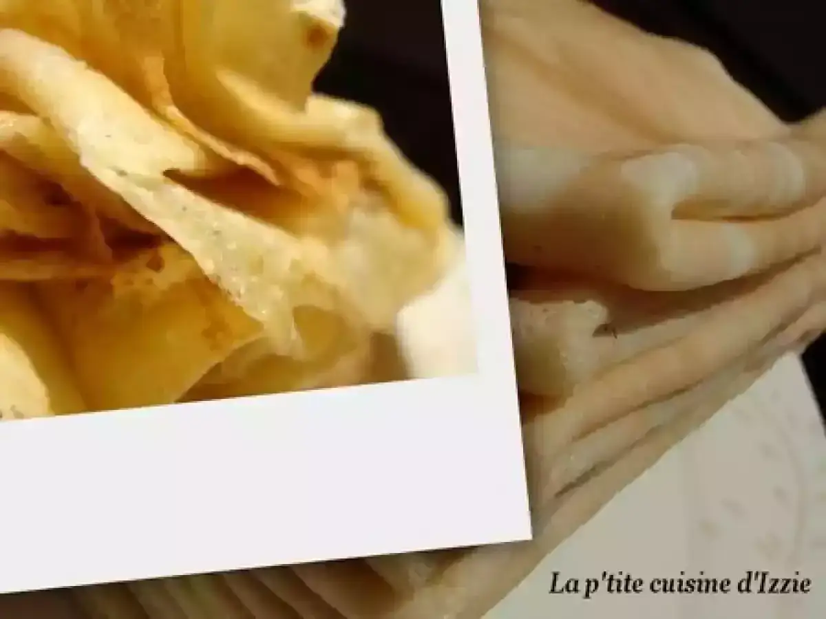 D&eacute;licieuses cr&ecirc;pes fran&ccedil;aises, fines et dor&eacute;es, empil&eacute;es pour un go&ucirc;ter gourmand.