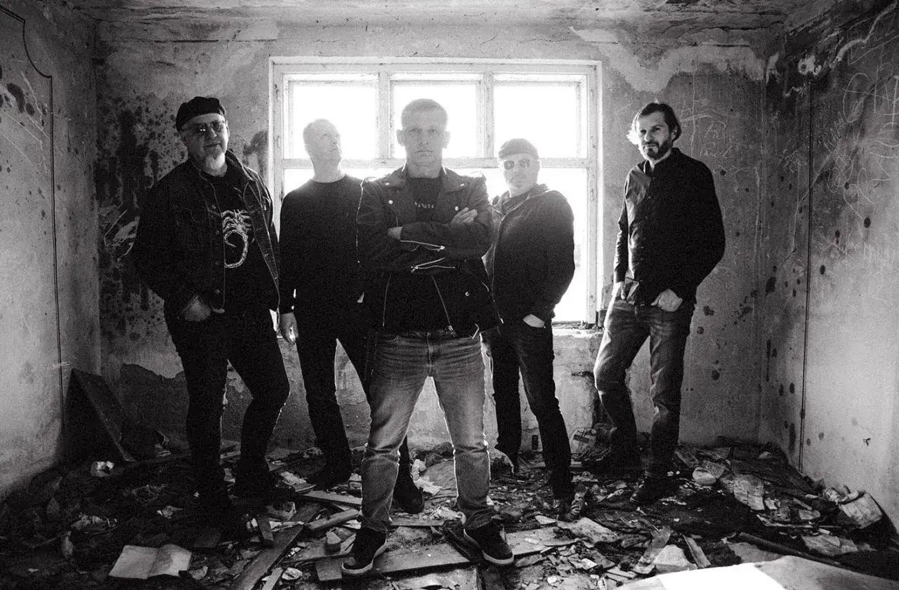 Zespół rockowy w zrujnowanym garażu po polsku.