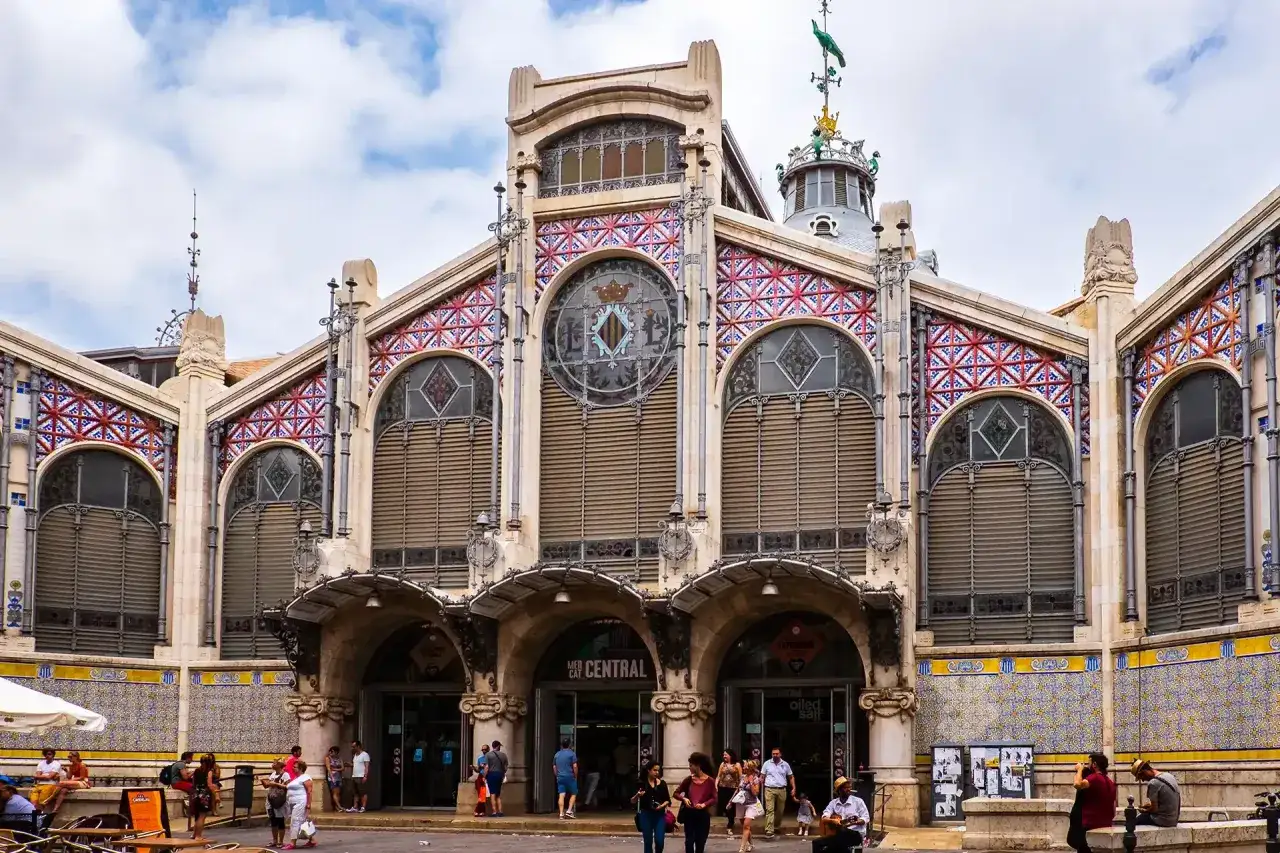Mercado Central de Valencia, una joya arquitectónica que ver en Valencia. Fachada modernista con azulejos y vidrieras.