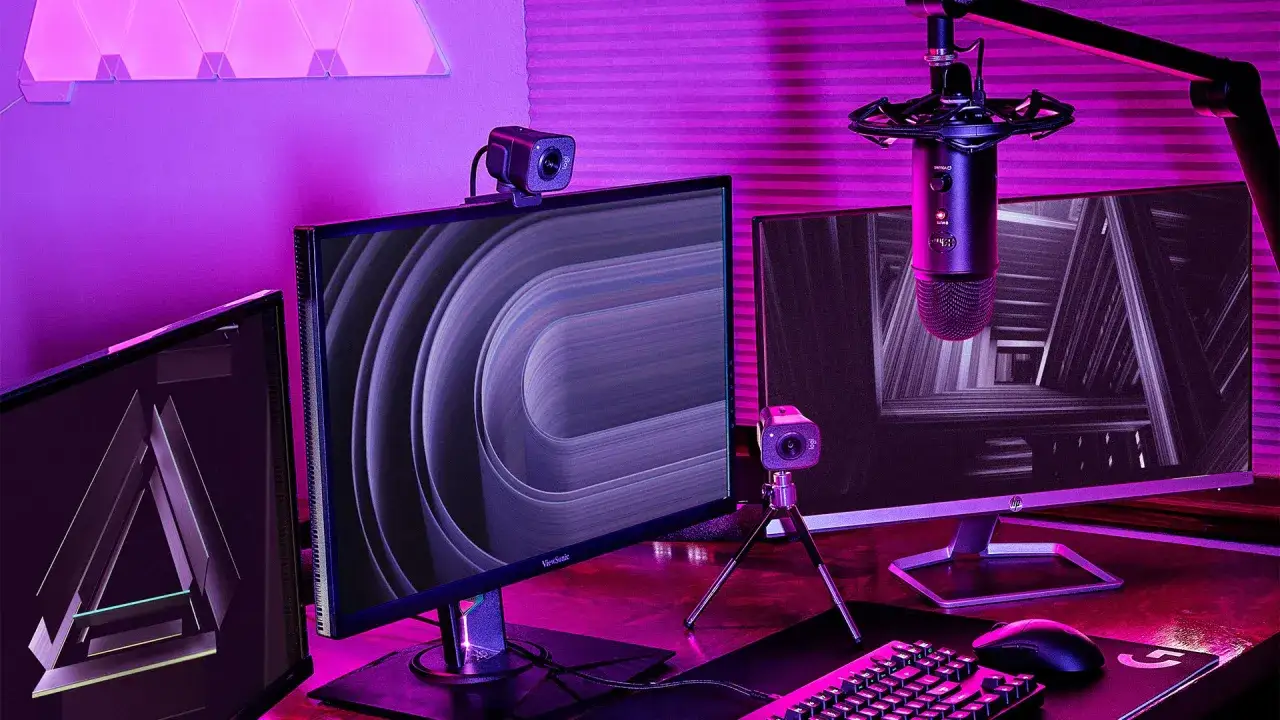 Zestaw do streamowania: monitory, mikrofon, kamery i klawiatura. Idealny, by zacząć streamować i dzielić się pasją.