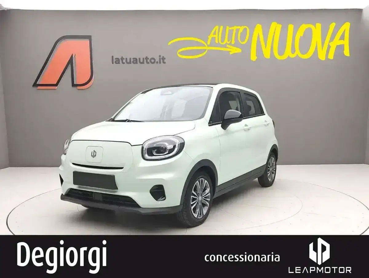 Leapmotor T03 usata, un'auto elettrica compatta e moderna, in un concessionario.