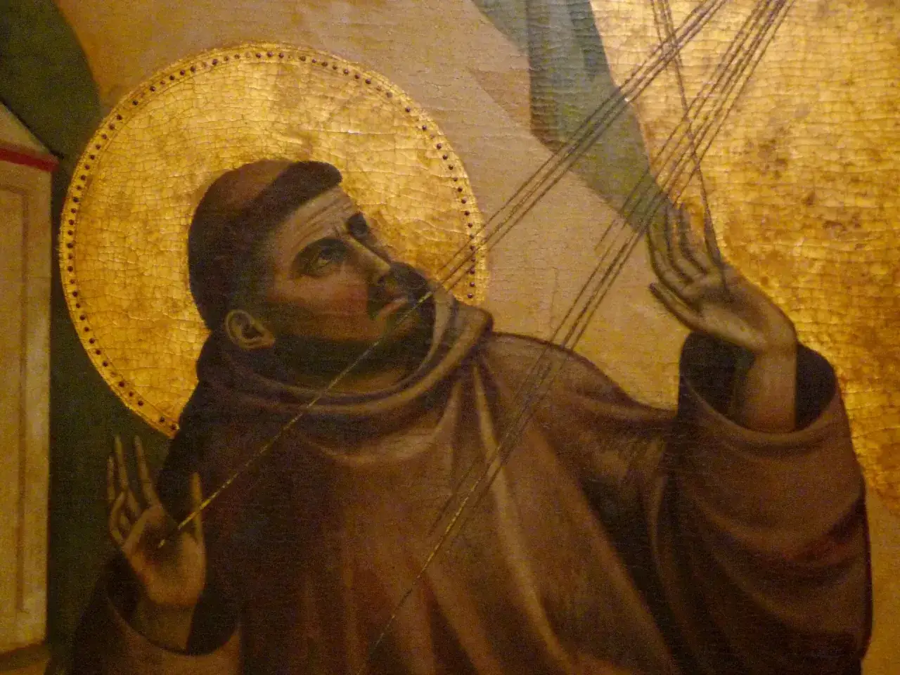 Święty Franciszek z Asyżu, ukazany z aureolą, otrzymuje stygmaty. Jego dłonie wyciągnięte są ku niebu, a na jego ciele widoczne są rany.