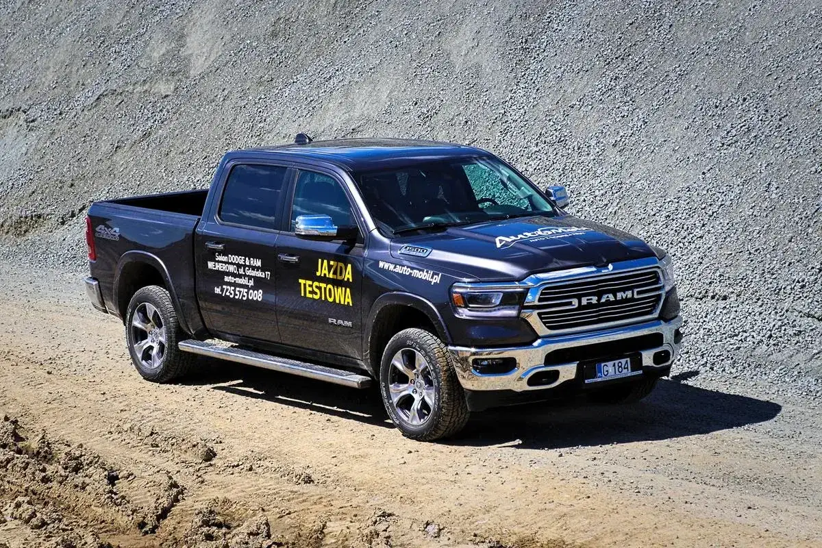 Ciemny Dodge Ram 1500 z napisem 