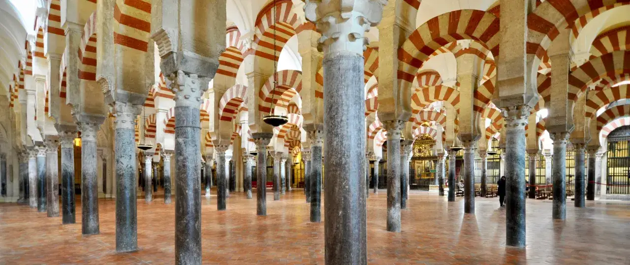 Die Mezquita-Kathedrale von C&oacute;rdoba, eine spanische Kathedrale Moschee, beeindruckt mit ihren unz&auml;hligen S&auml;ulen und rot-wei&szlig;en B&ouml;gen.