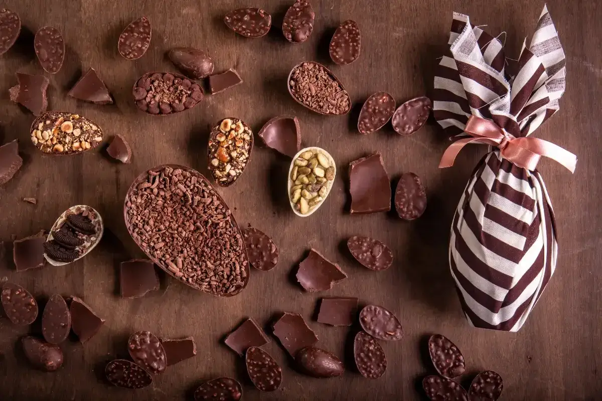 Uova di Pasqua artigianali, con ripieni di nocciole, pistacchi e biscotti. La loro origine è la maestria cioccolatiera.