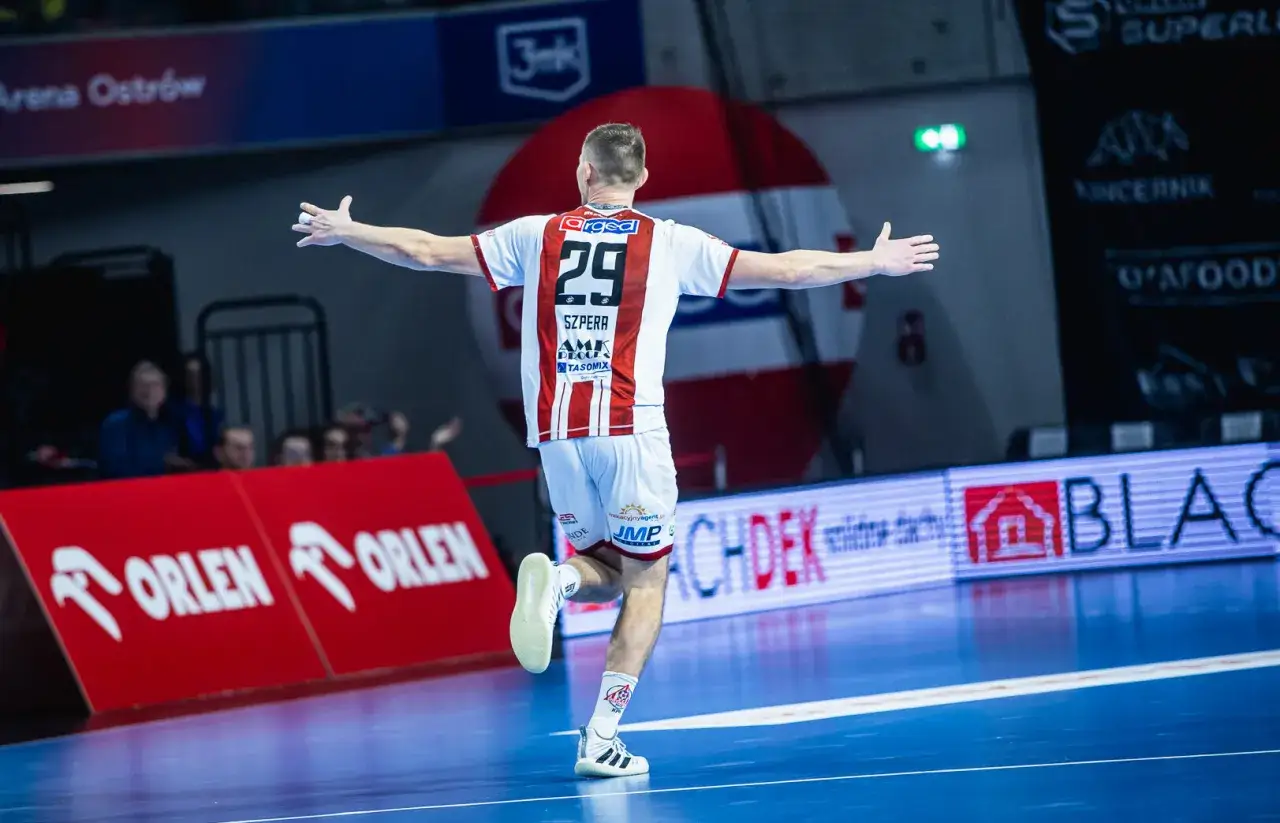 Marek Szpera, numer 29, świętuje zwycięstwo na boisku.