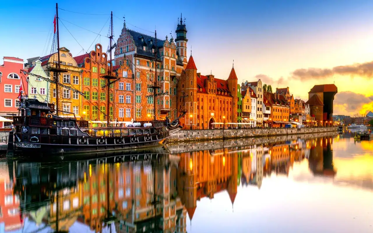 Historische Speicherstadt mit Schiff am Kai, ein tolles Motiv f&uuml;r Ausflugsziele Polen.