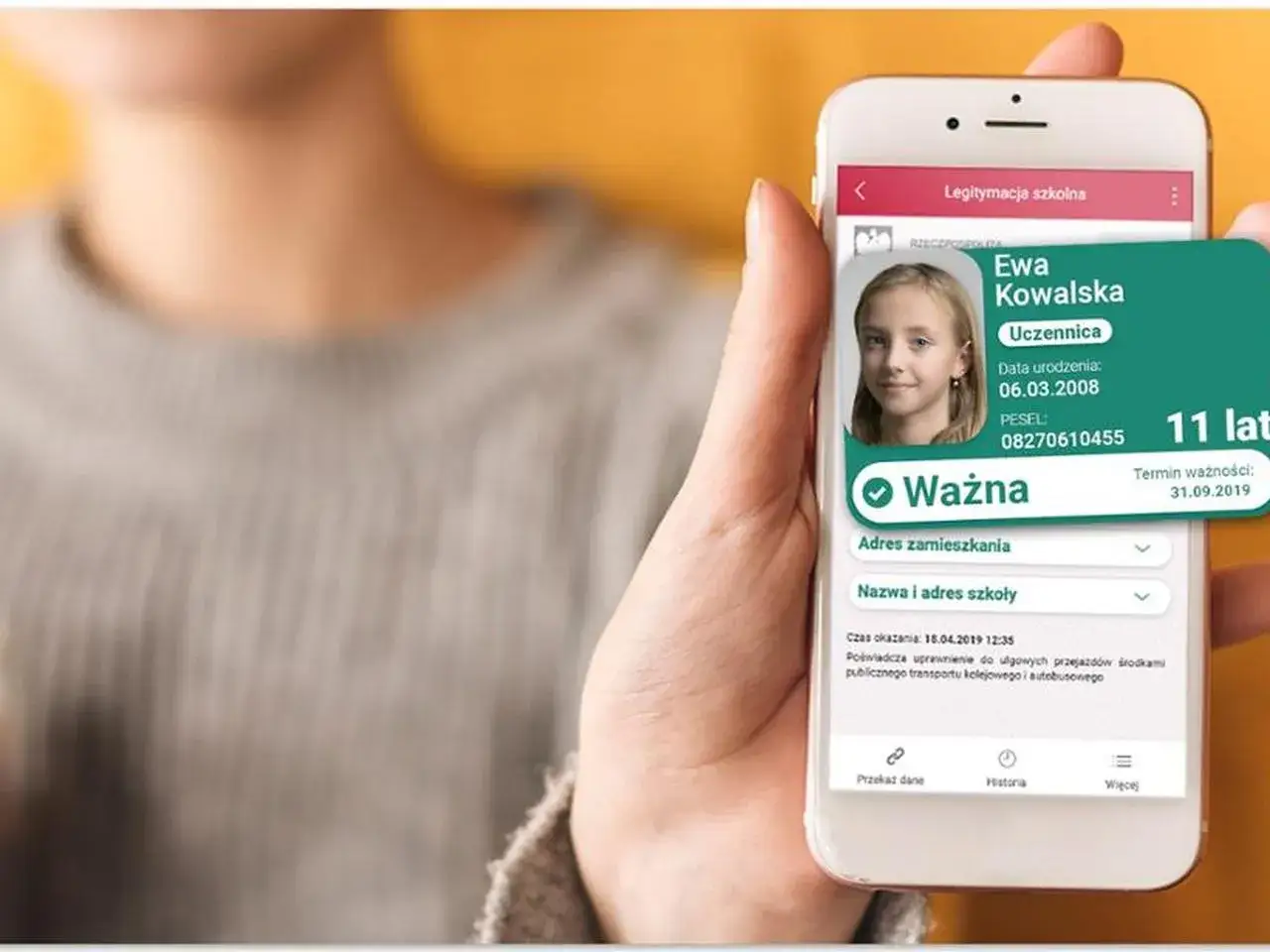 Aplikacja mobilna pokazuje legitymację szkolną Ewy Kowalskiej. Zastanawiasz się, ile kosztuje wyrobienie nowej legitymacji szkolnej?