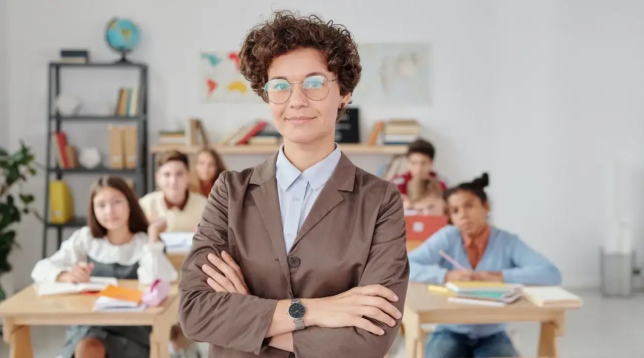 Nauczycielka w klasie, symbol nowoczesnego systemu edukacji w Szwecji. Uczniowie skupieni na lekcji.