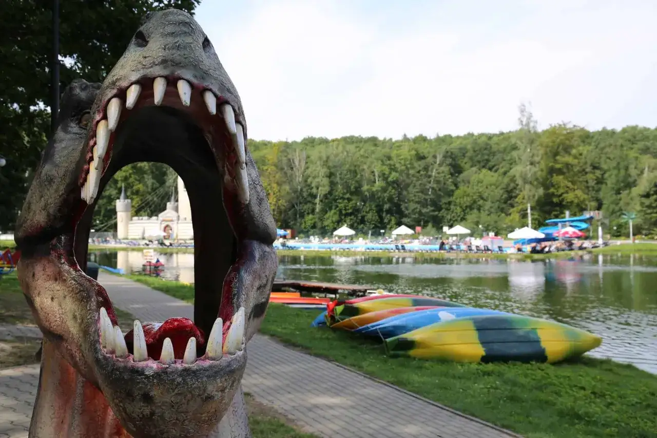 Atrakcje 100 km od Opola: groźny dinozaur wita przy wodnym placu zabaw z basenami, zjeżdżalniami i kolorowymi kajakami.